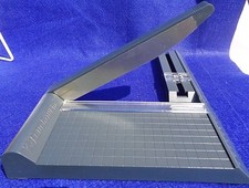Cortador de guillotina grande Schneider para montajes de sellos de hasta 180 mm, faro NUEVO
