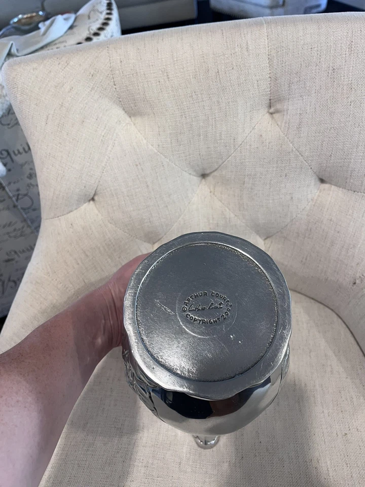 Jarra de agua ARTHUR COURT floral magnolia aluminio fundido vintage 2002. 10" Foto 3 de 4