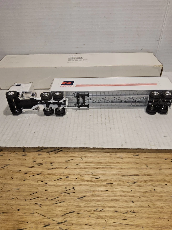 VNTG ERTL 1/64 Scale Diecast MACK ULTRA-LINER with Sleeper New with Box #9863 - Image 3 of 4