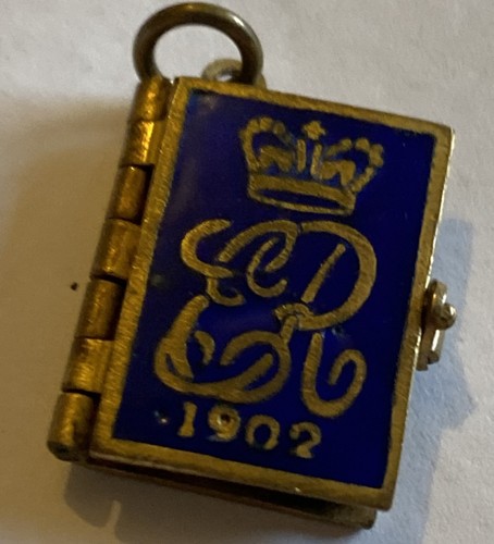 Dije de libro de fotos miniatura de metal dorado y esmalte coronación de Eduardo VII 1902. - Imagen 7 de 7
