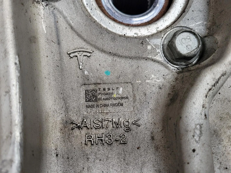 TESLA MODEL 3 HUB FRONT DRIVER SIDE OFFSIDE RH 2021  - Image 3 of 4