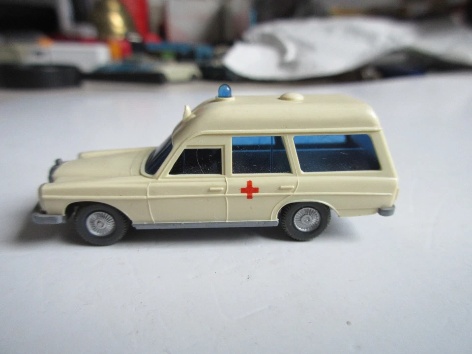 WIKING 1:87 Mercedes 200 Croce Rossa / Drk - Immagine 2 di 3