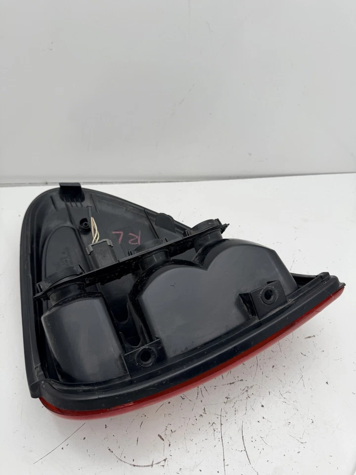 Lanterna traseira lateral direita fabricante de equipamento original Dodge Caravan 2004 - 2007 - Imagem 3 de 4