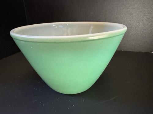 Fire King Jadeite Smooth Mixing Bowl Splashproof 7.5” Ovenware - Picture 4 of 5