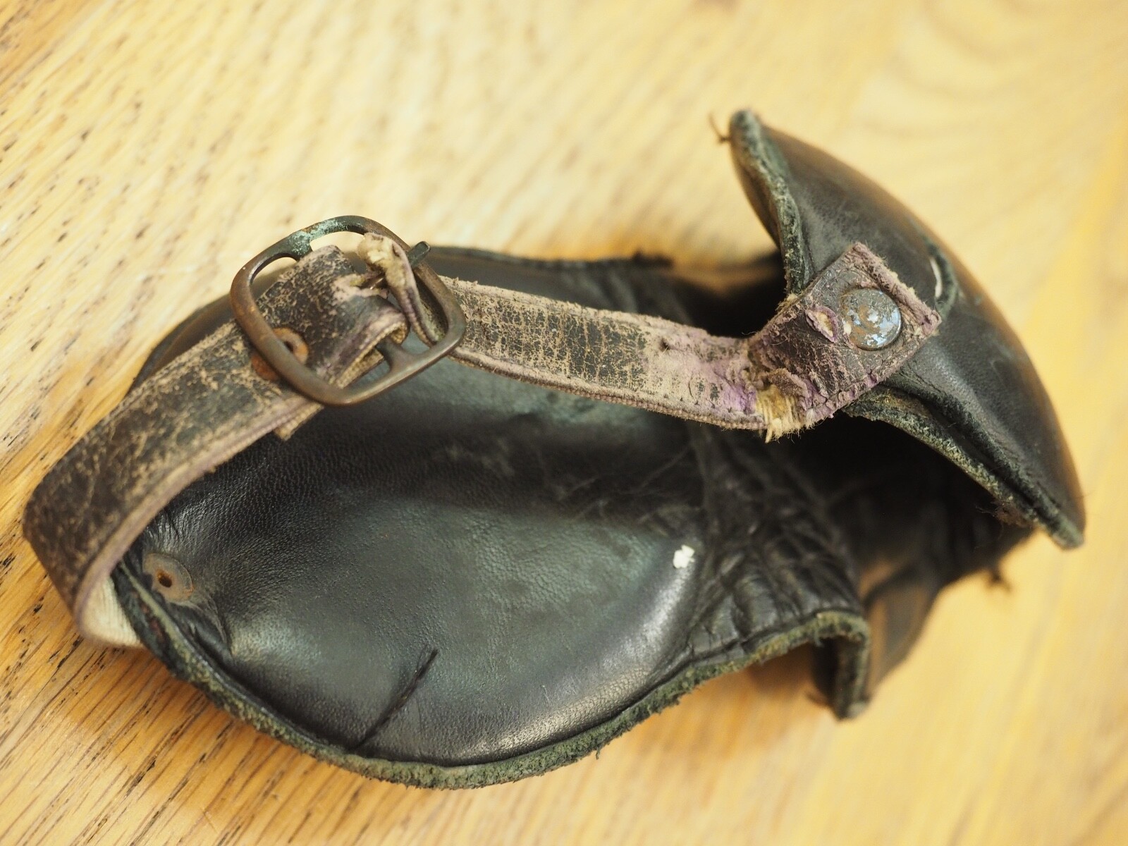 Single Vintage CCM Leather Ice Hockey Ankle Guard Pad Hard Shell Model