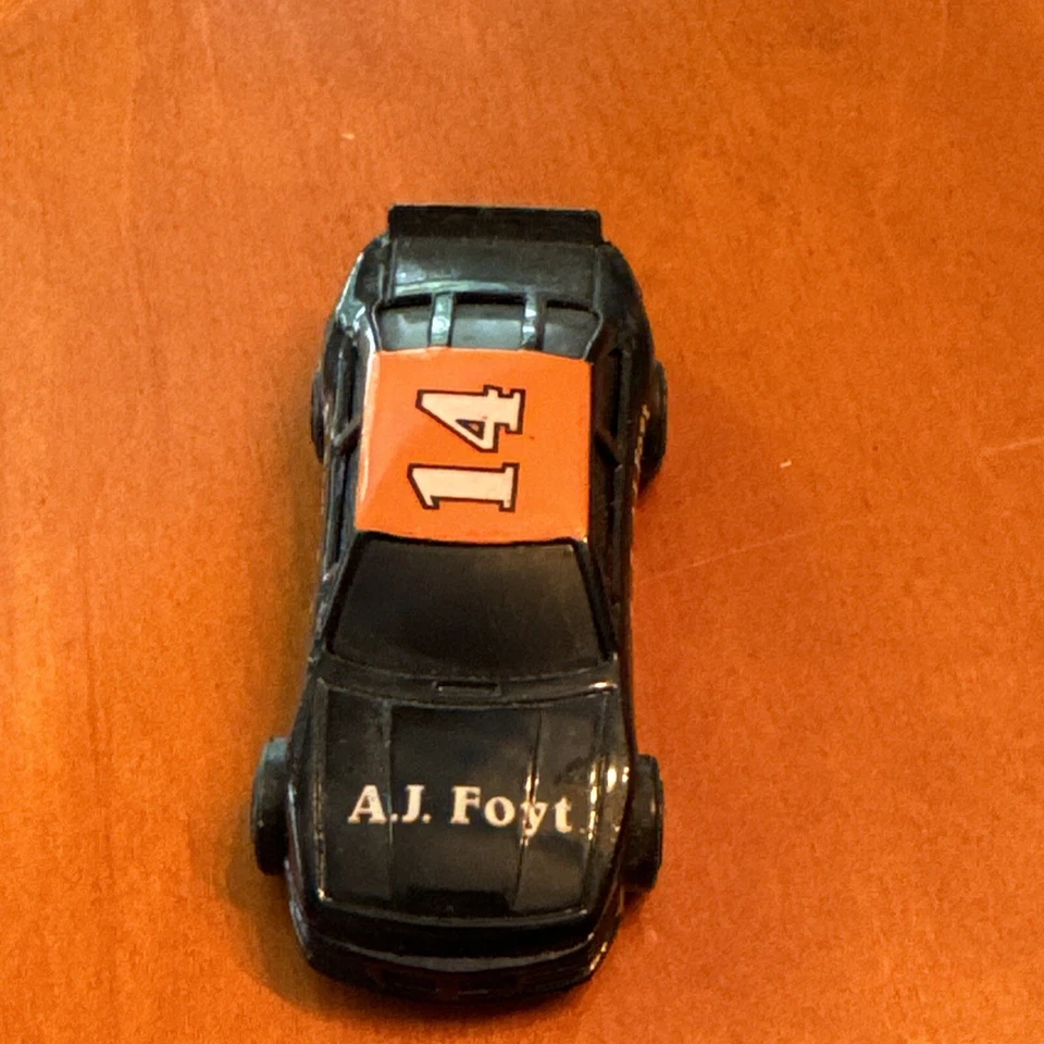 Racing Champions A.J. Coche de carreras fundido a presión Foyt #14 1:64 Foto 3 de 4