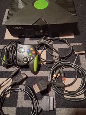 Xbox Classic Konsole mit Kabeln Controller und 4 Spielen