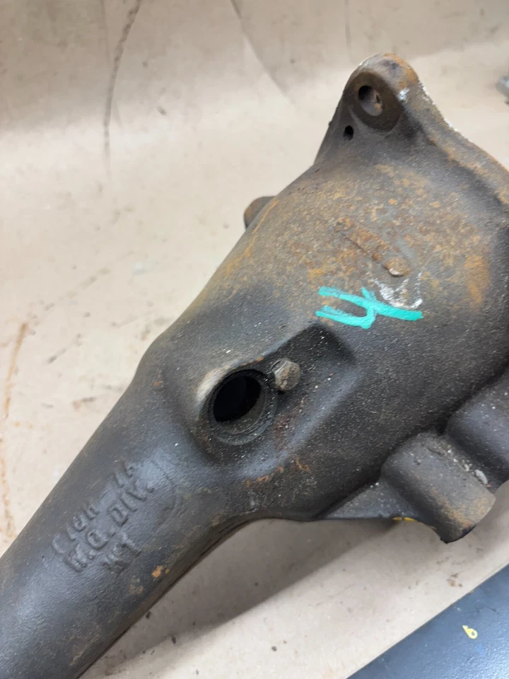 63 64 65 Carcasa de eje trasero manual Ford 4 velocidades T10H-7A Carcasa trasera Borg Warner Foto 4 de 4