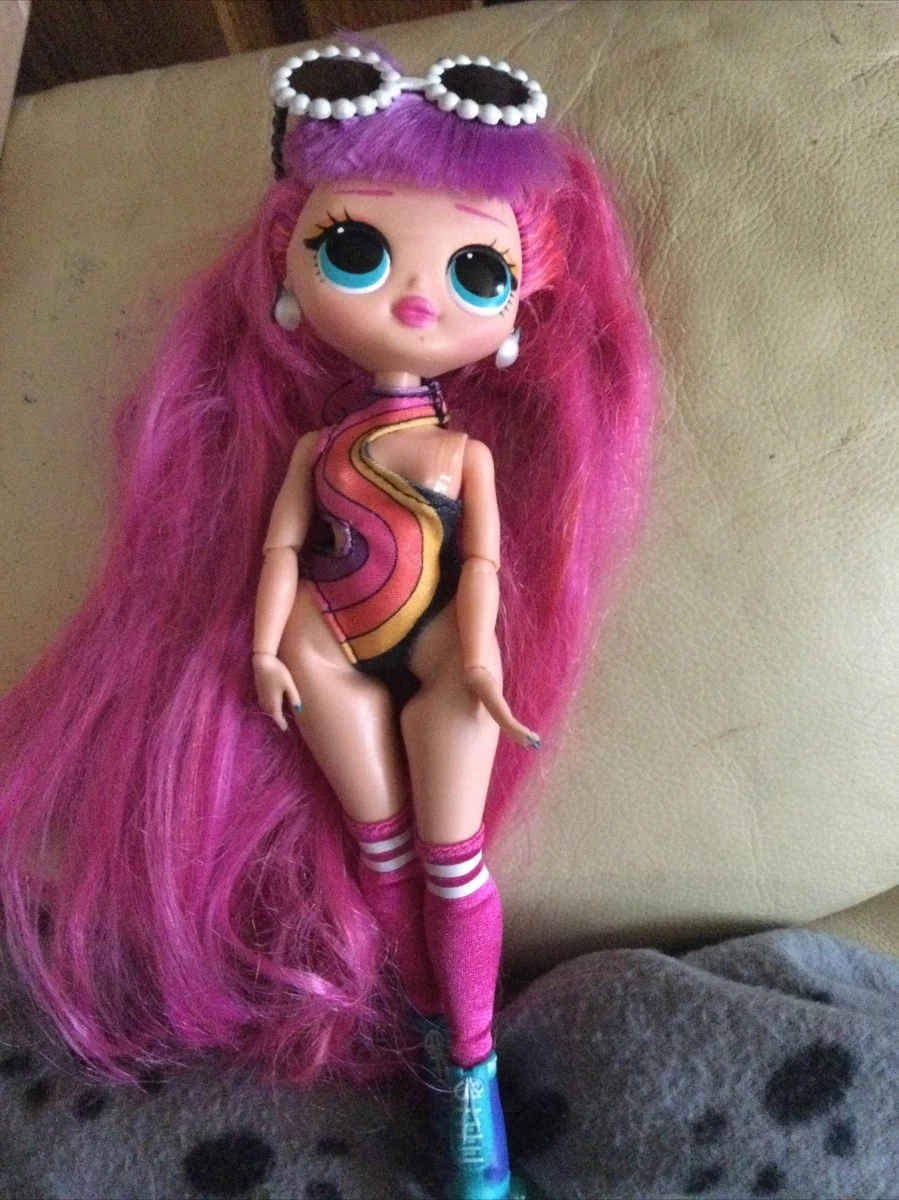 L.O.L OMG DOLL VERY LONG DARK PINK HAIR FULLY DRESSED ON ROLLER