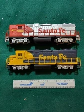LIFE LIKE HO #3560 POWERED & 3600 DUMMY SANTA FE