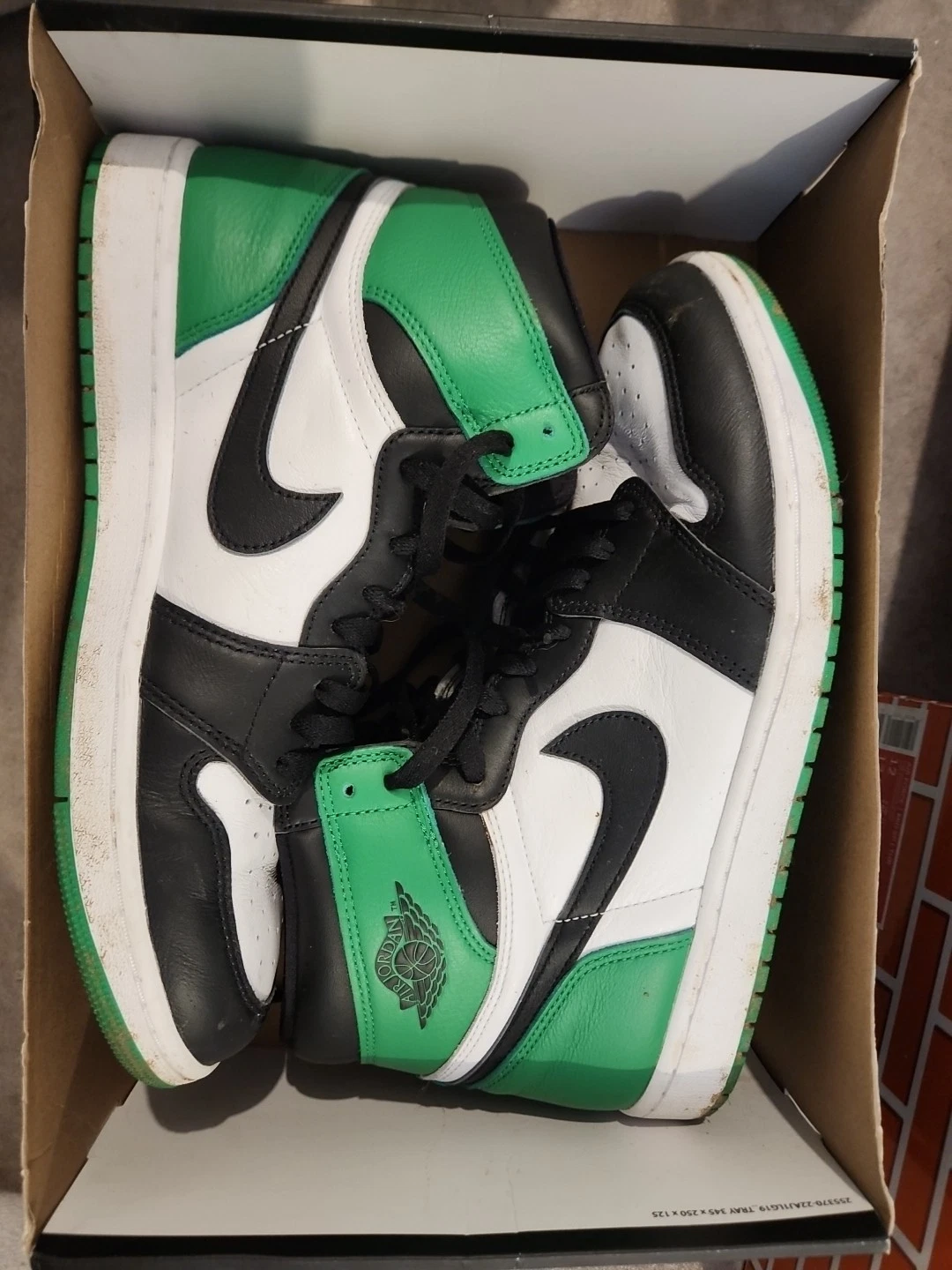 Air Jordan 1 Lucky Green UK 11 usate senza lacci verdi scatola danneggiata