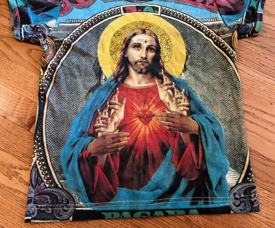 Camisa Vaqueros y Ángeles Lentejuelas Adornada Jesús Estampada por Todas Partes Talla AOP Pequeña Foto 3 de 4