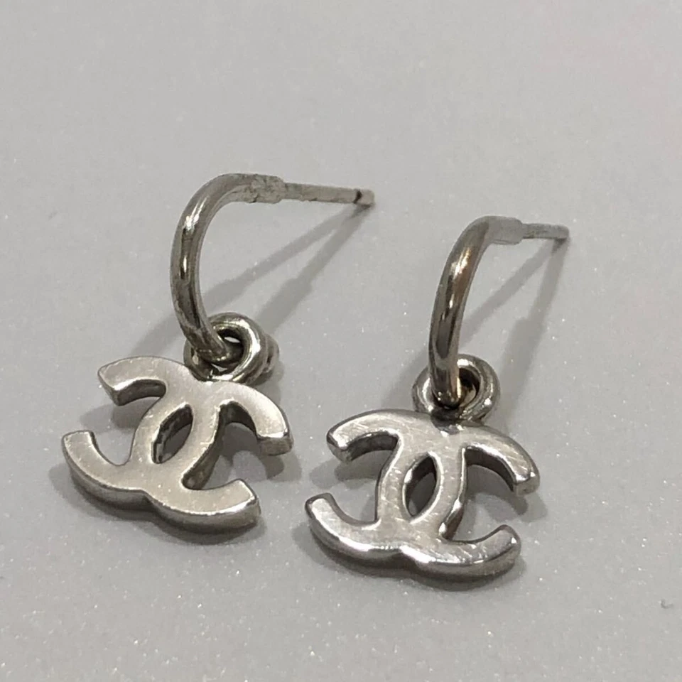 Pendientes CHANEL Columpio Pequeño Logo Coco Tono Plata Foto 4 de 4