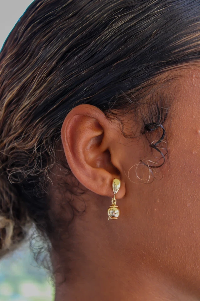 Pendientes colgantes de oro sólido de 14K, pendientes colgantes de lágrima de bola pulidos altos regalo para mujer Foto 2 de 4