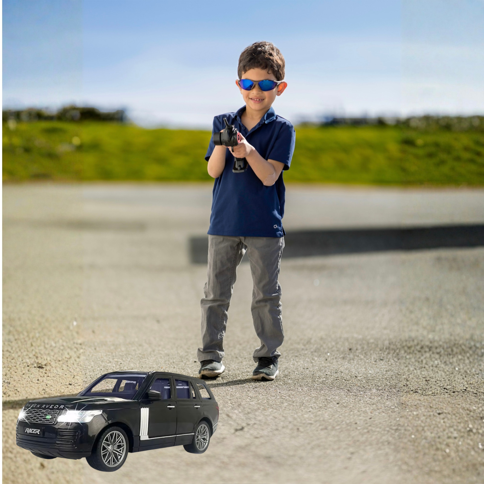 1:16 RC Range Rover Black Luxury SUV Lights Sound Rechargeable Ages 3+