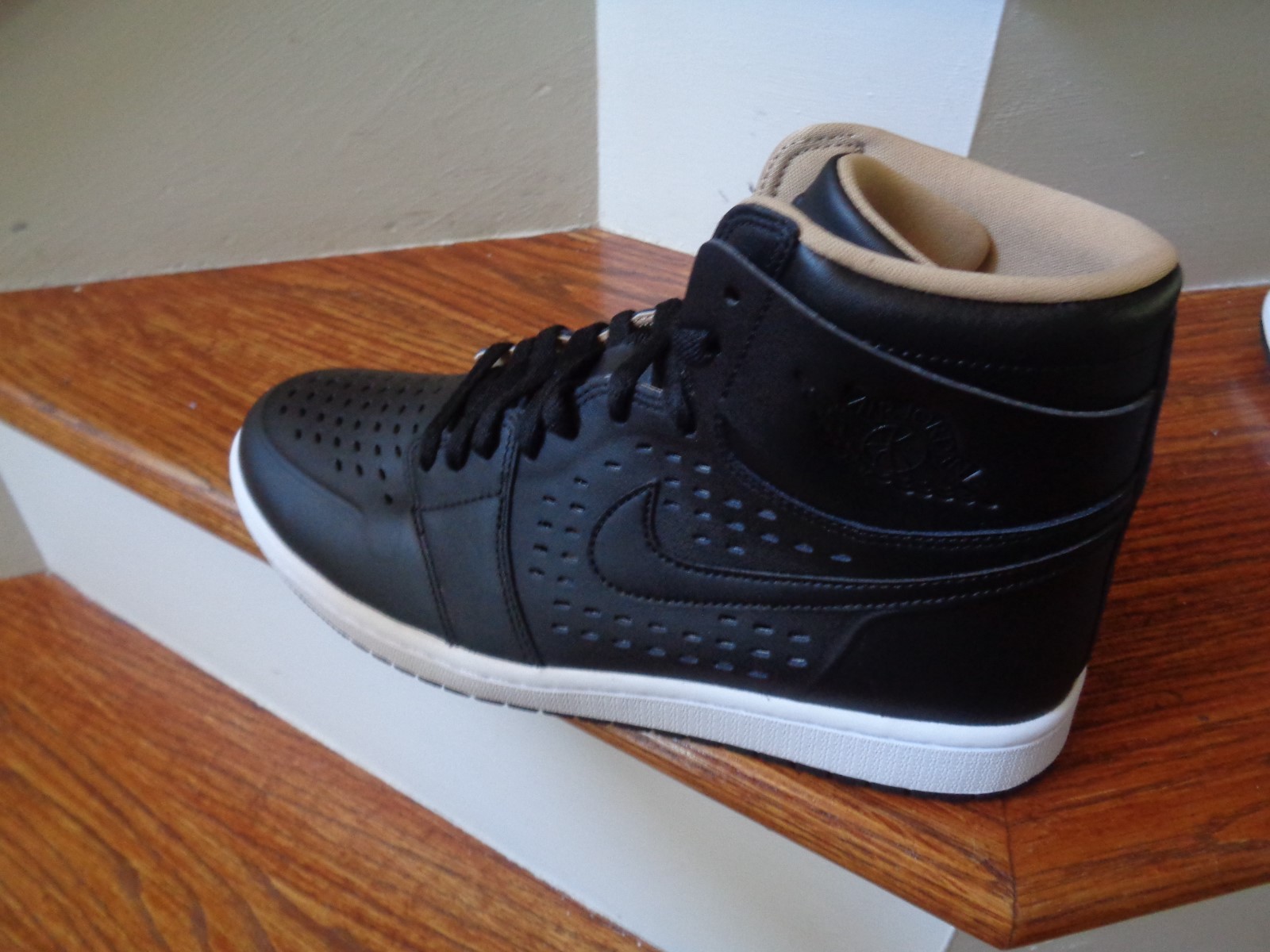 Nike Air Jordan 1 Retro High Men's Basketball Shoes, 845018 030 Size 11 NEW Nike Air Jordan 1 Retro High Men's Basketball Shoes, 845018 030 Size 11 NEW