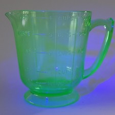 Vtg Green Uranium Glass 4 Cup 32 oz Footed Measuring Pitcher Glows 1 Qt