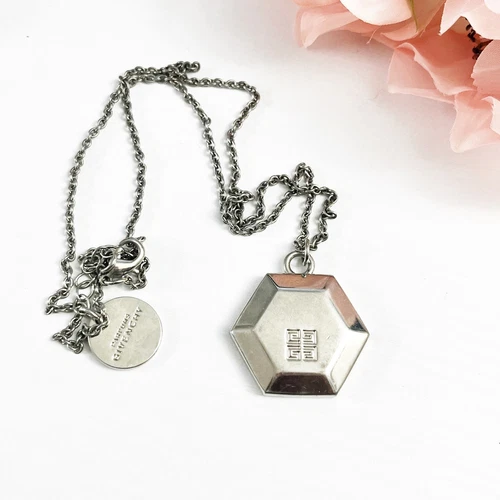Collana con ciondolo logo esagonale tono argento Givenchy Parfums