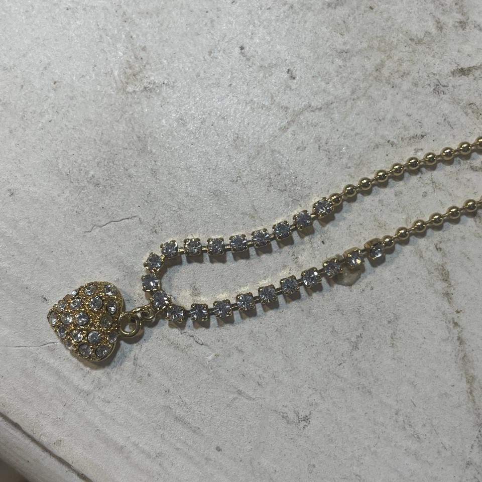 Collar con colgante de corazón de circonita cúbica de 1928 en tono dorado  Foto 4 de 4