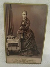 Photo ancienne carte cabinet - Femme en robe à volants - Manchester NH