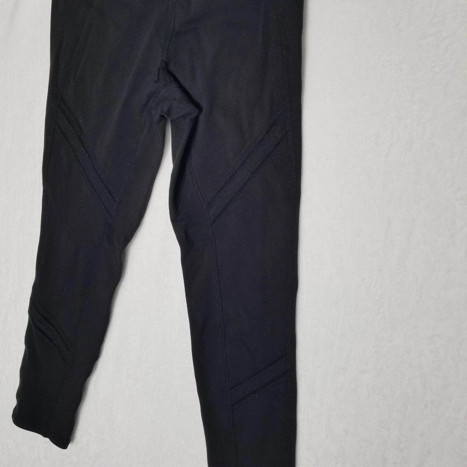 alo-yoga capri mesh cut outs alo logo on one leg leggings