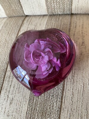 Schöner lila herzförmiger Blumenkunst Glas Briefbeschwerer 8,5 cm x 7 cm
