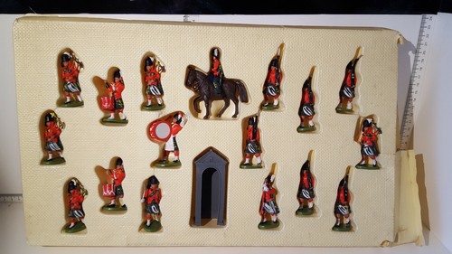 (Lot 366) Britain Herald Models Highlanders Complete Window Boxed Set 7109 - Picture 3 of 9