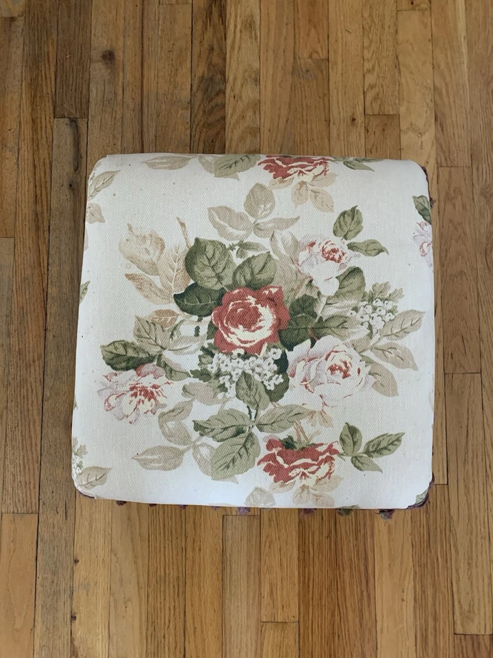 Otomana Sheila Davlin - Limpia y en buen estado Foto 2 de 4