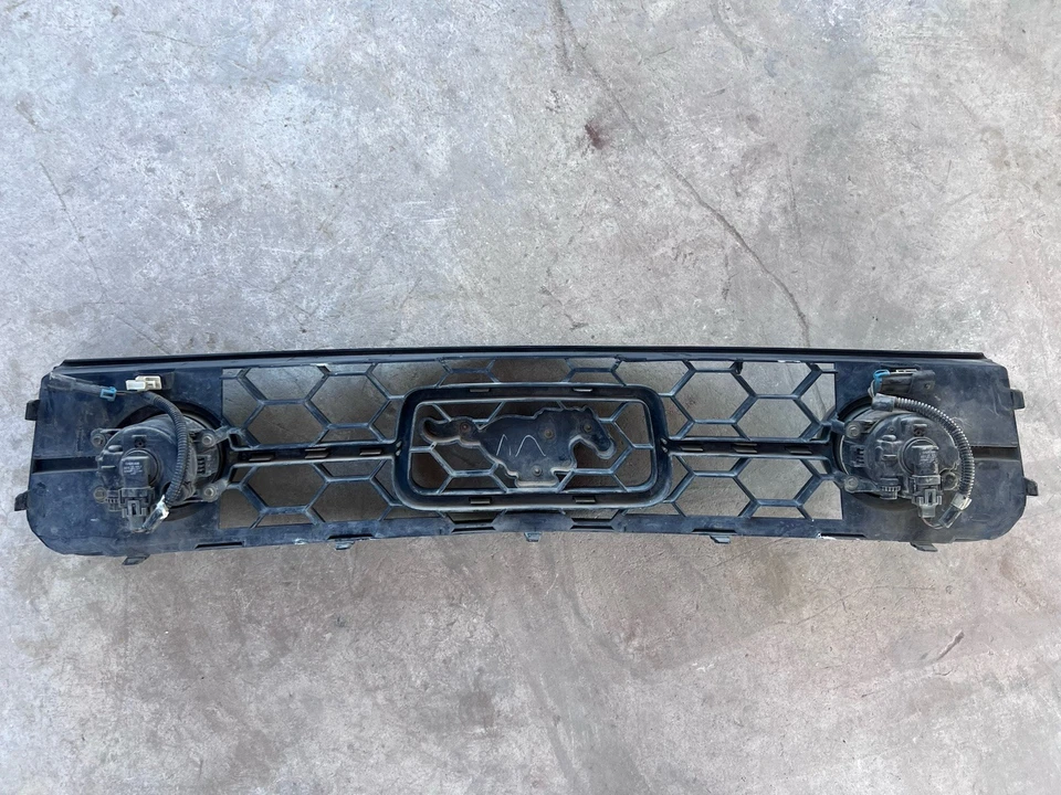 Ford Mustang 2005-2009 parrilla superior delantera edición Pony con luces antiniebla OEM Foto 2 de 4