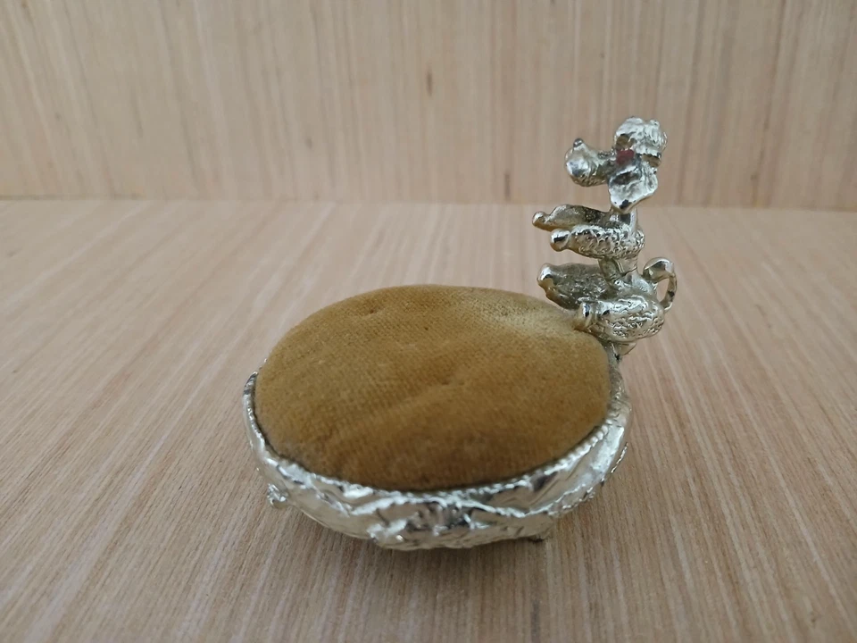 Cojín de alfiler de caniche de metal plateado vintage soporte de aguja de coser idea de regalo Foto 3 de 4