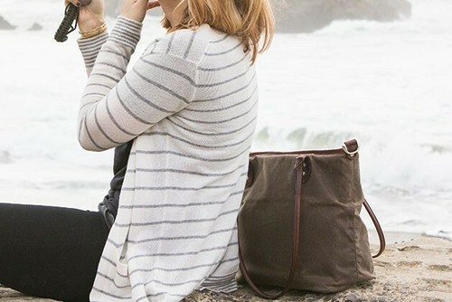 ONA - The Capri - Field Tan Camera and Laptop Tote Bag - Imagen 8 de 9
