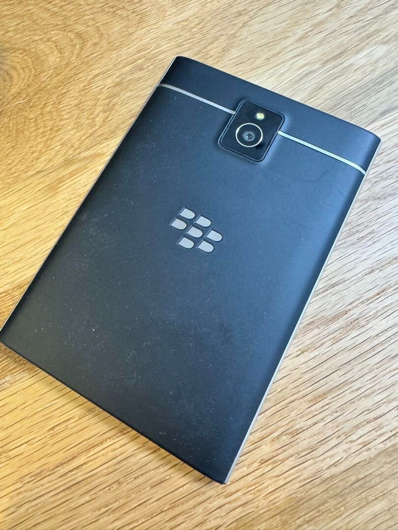 BlackBerry Passport SIMフリー s-l400.jpg
