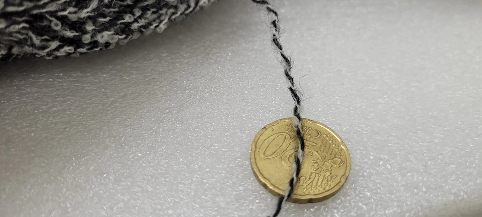 wolle zum stricken Häkelgarn - schwarz-weiss schurwolle 200gr strang bouclé - Bild 2 von 3