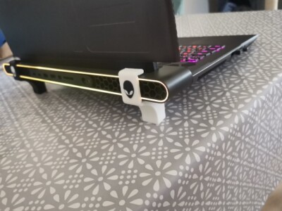 Alienware M18 Laptop mit verlängerten Füßen Kühlung
