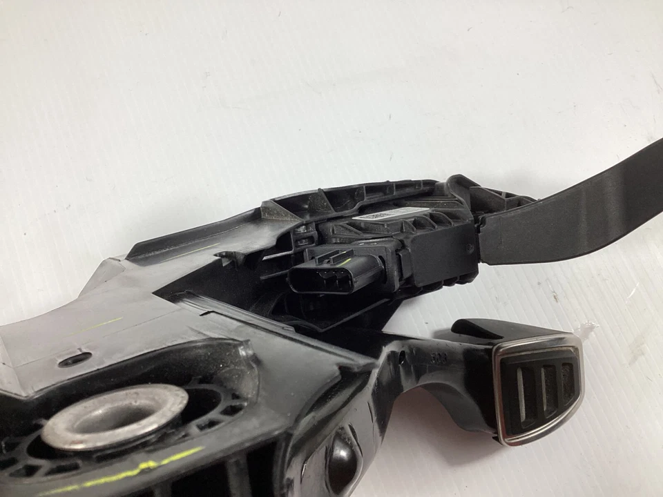 2017 - 2019 Volkswagen Golf Gti Manual Trans Brake & Gas Pedal Assembly OEM . - Image 4 of 4