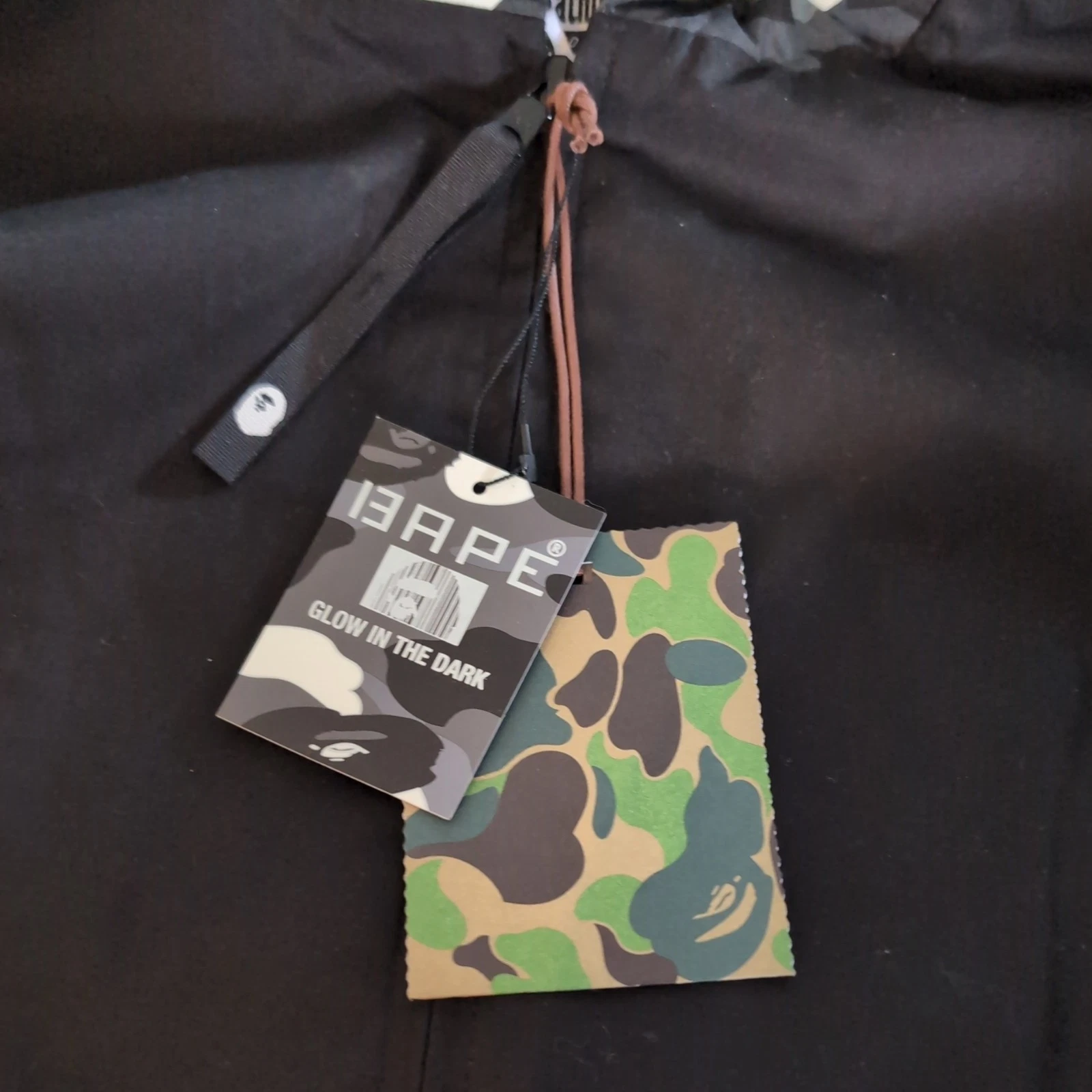 A BATHING APE (BAPE) city camo shark zip felpa giacca BAPE A Bathing Ape taglia M BAGLIORE AL BUIO