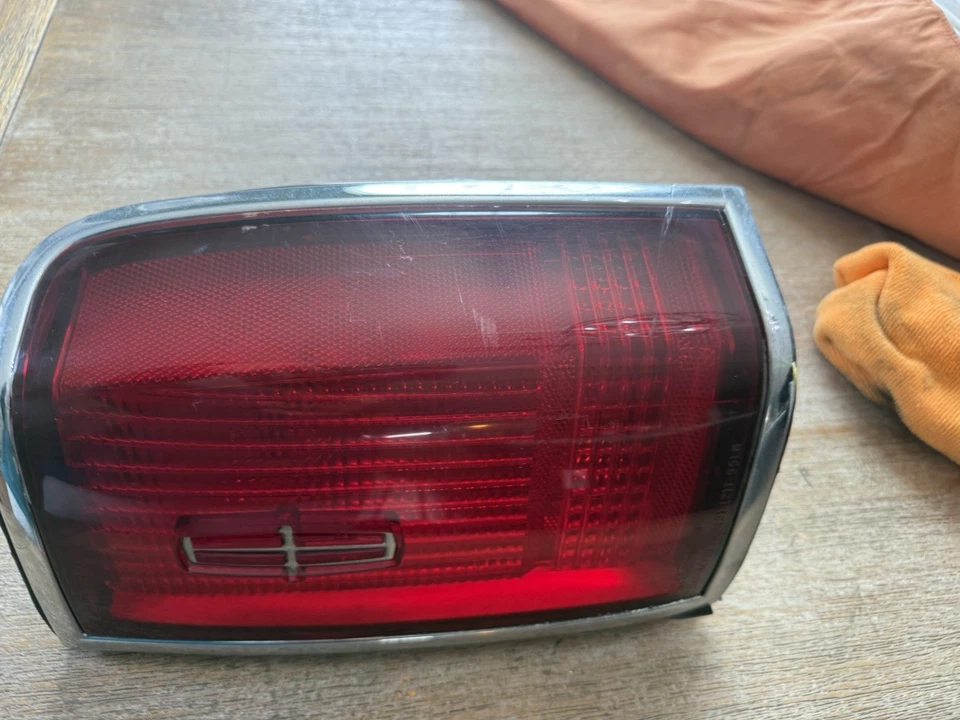 Luz trasera Lincoln Town Car 1990-1997 lado derecho del pasajero OEM Foto 3 de 4