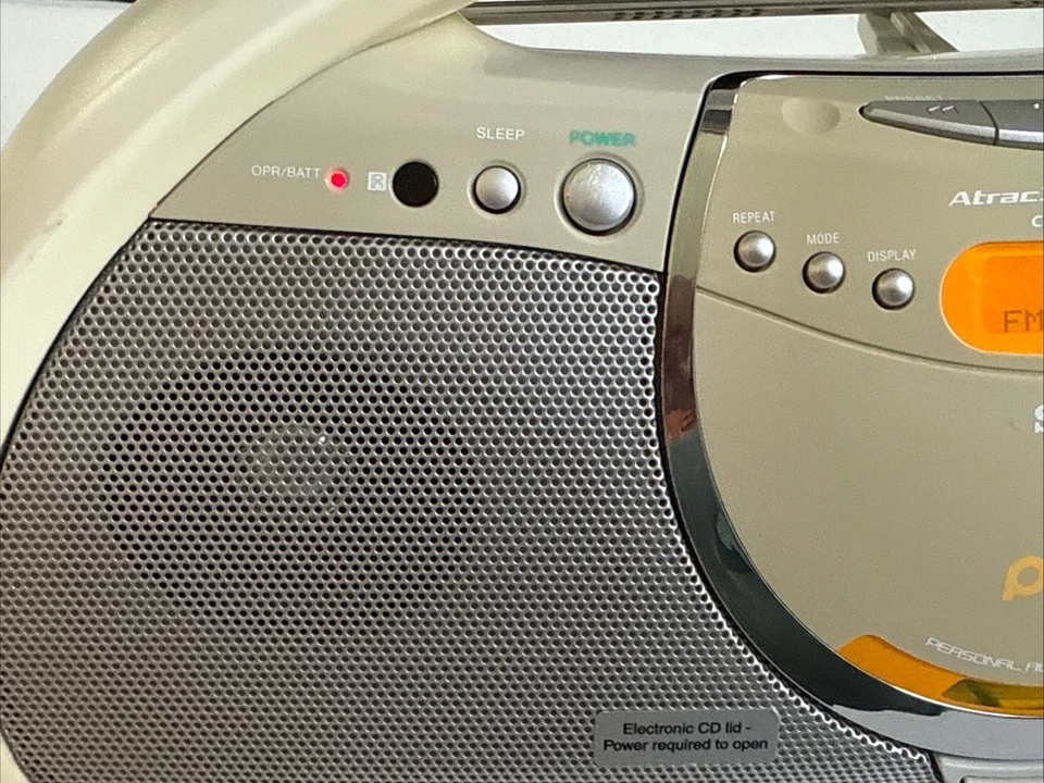 索尼 ZS-YN7 Boombox CD/R-RW/AM FM/MP3 MegaBass 已测试工作,变色 — 第 4/4 张图片