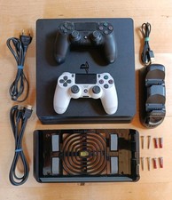 Sony PS4 Slim 1TB CUH-2216B + 2 Original DualShock 4 + OIVO + Wandhalterung