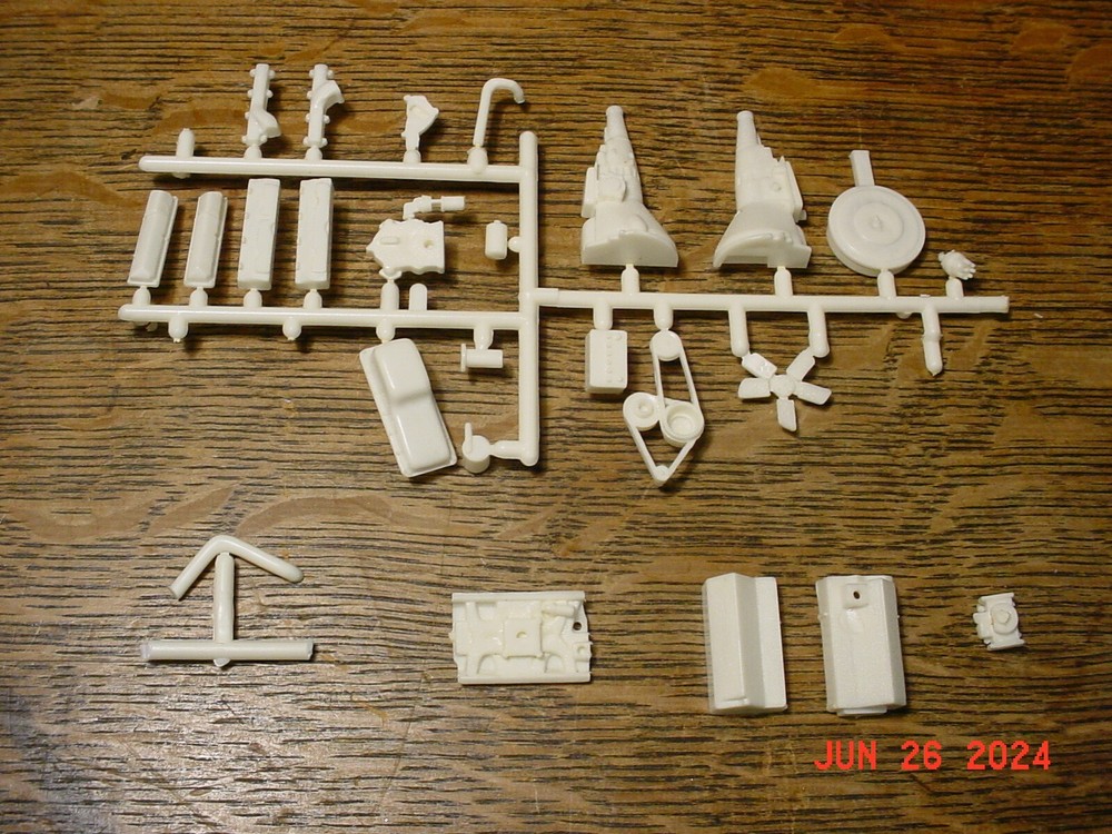 AMT Super Stones 1978 Ford 4x4 Pick-Up Engine Parts 1/25  1313