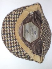 DUNN & CO.  GB.  THE RUTLAND COUNTY CAP.  HARRIS TWEED.  100% PURE NEW WOOL.