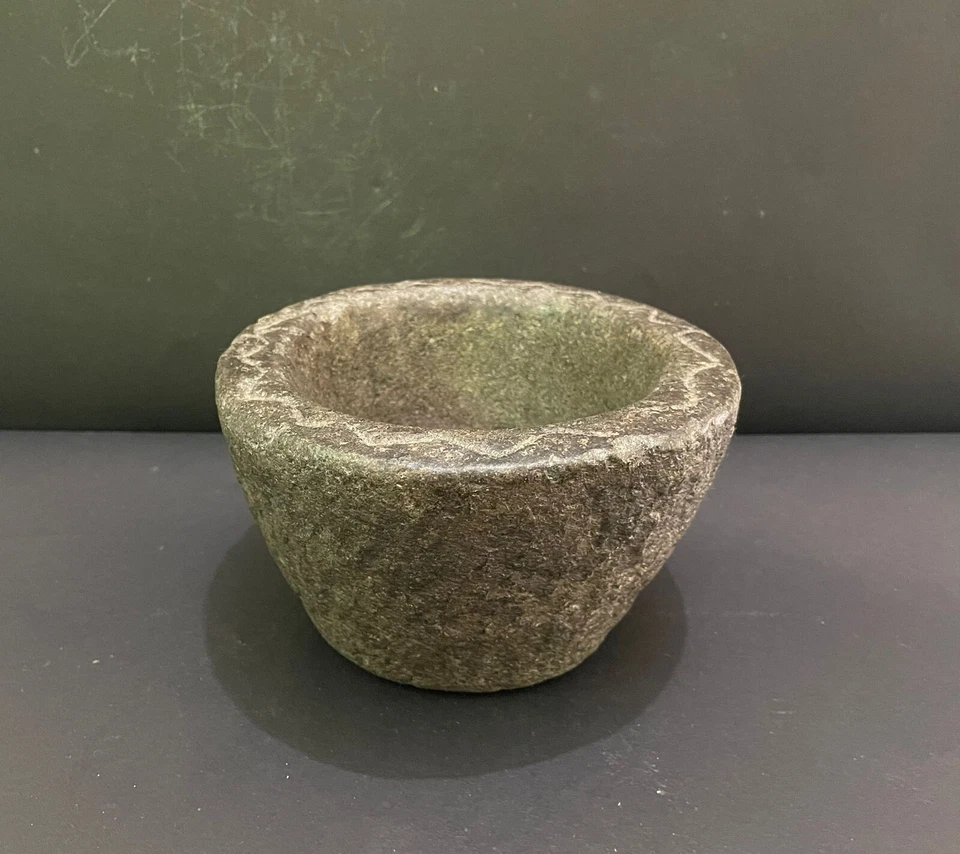 Antigua olla de cocina vintage primitiva hecha a mano rica pátina piedra negra (S3) Foto 2 de 4