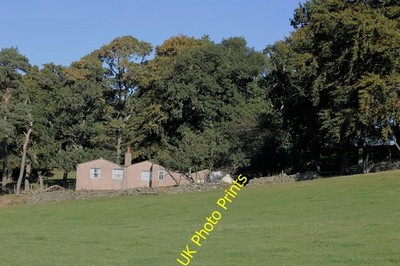 Foto 6x4 Fertighaus unter Bäumen Inverurie Ein verlassenes Fertighaus von c2016