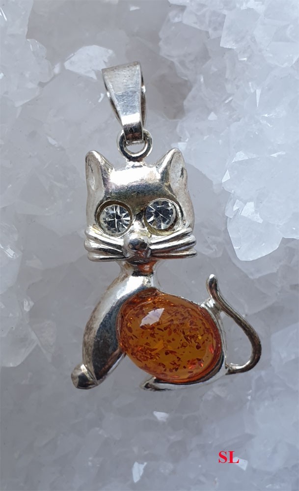 Pendentif chat en ambre naturelle cognac, un bijou de bien-être protecteur