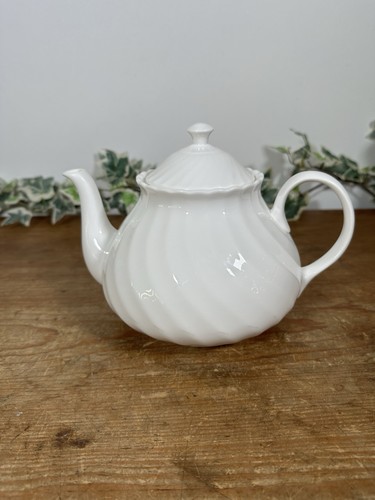 Wedgwood Candlelight White Large Teapot 16 cm high holds 2 pints - Picture 3 of 9