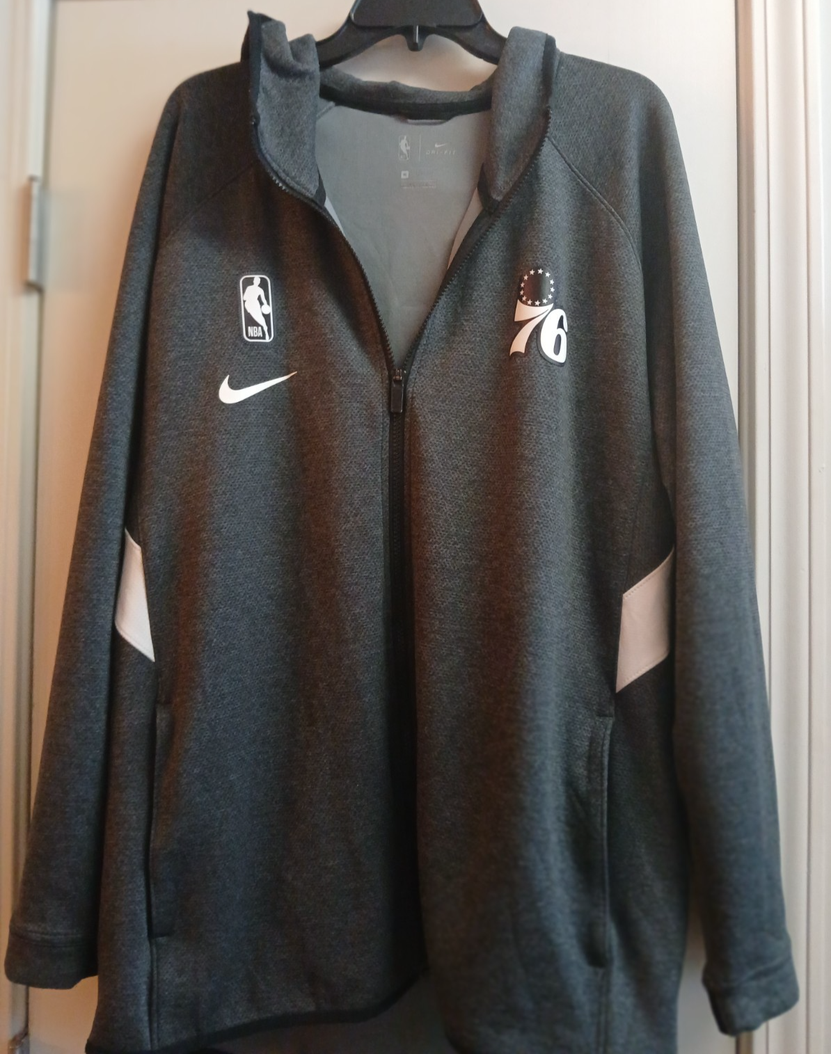 SACAI X NIKE Giacca Nike Dri Fit Philadelphia 76ers NBA full zip manica lunga con cappuccio x large