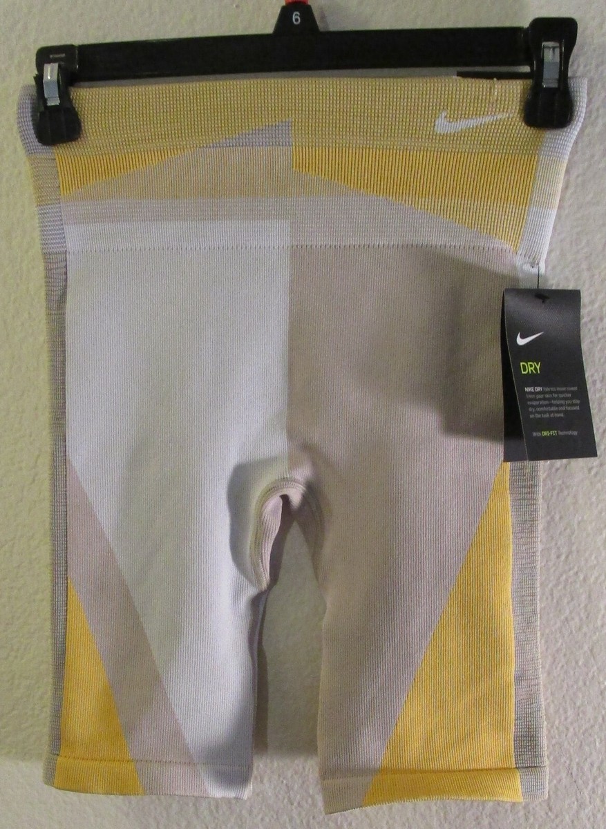 nike women's sportswear icon clash get outside shorts