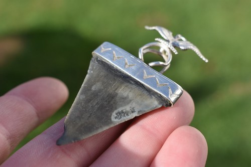 FASCINATING LARGE MAKO SHARK TOOTH WITH SET AMETHYST AND SILVER EAGLE PENDANT - Picture 8 of 8