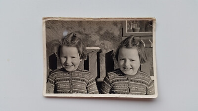 Photo 14R723 Pretty Girls Twins c.1940s approx 7x10cm