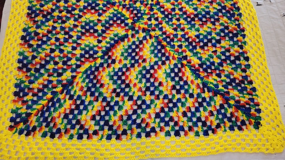 Hermosa manta afgana vintage hecha a mano de ganchillo 52" x 52" brillante arco iris divertida Foto 3 de 4